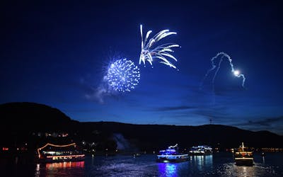 Feuerwerk über dem Rhein